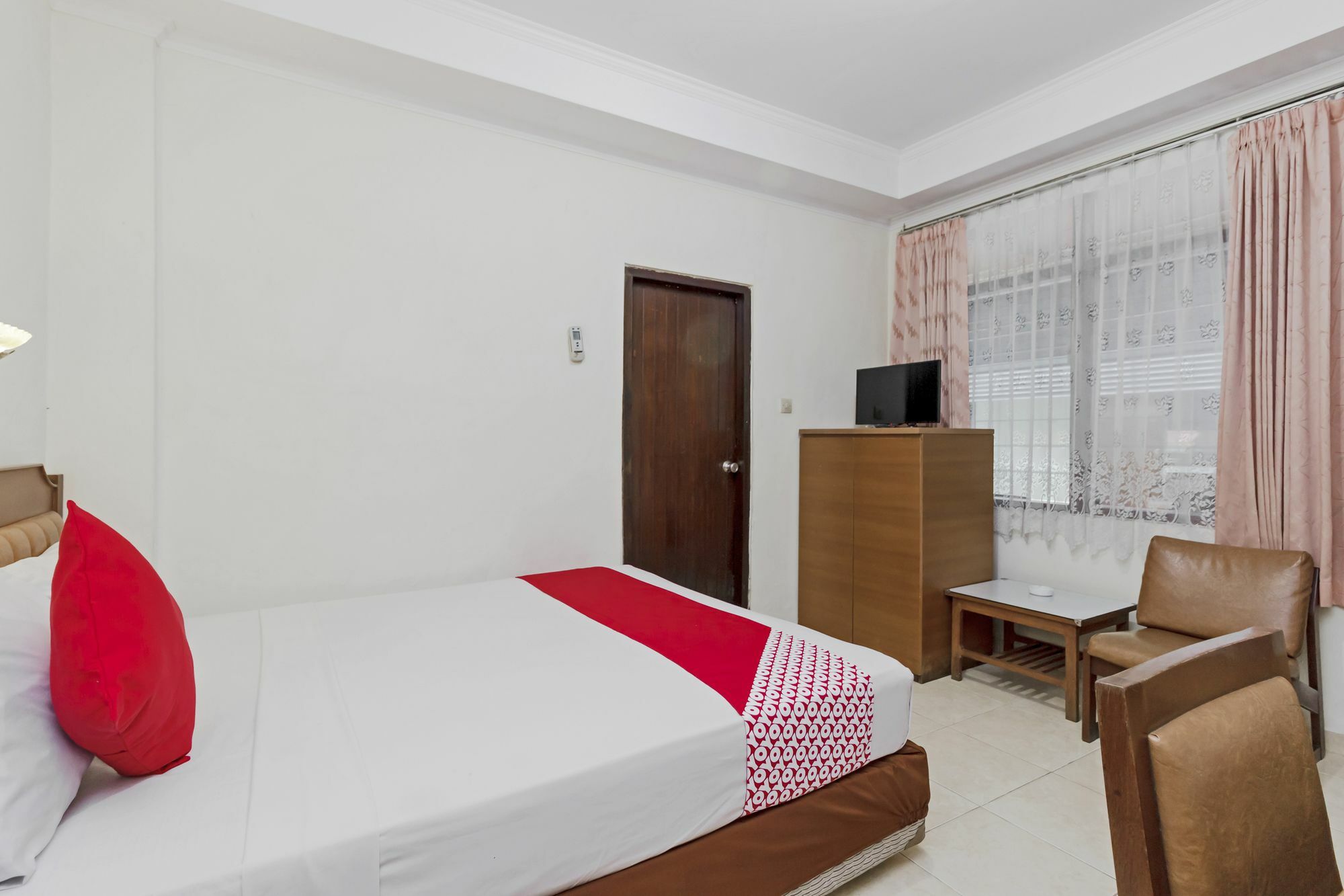 Oyo 108 Hotel Surya Jakarta Exterior foto